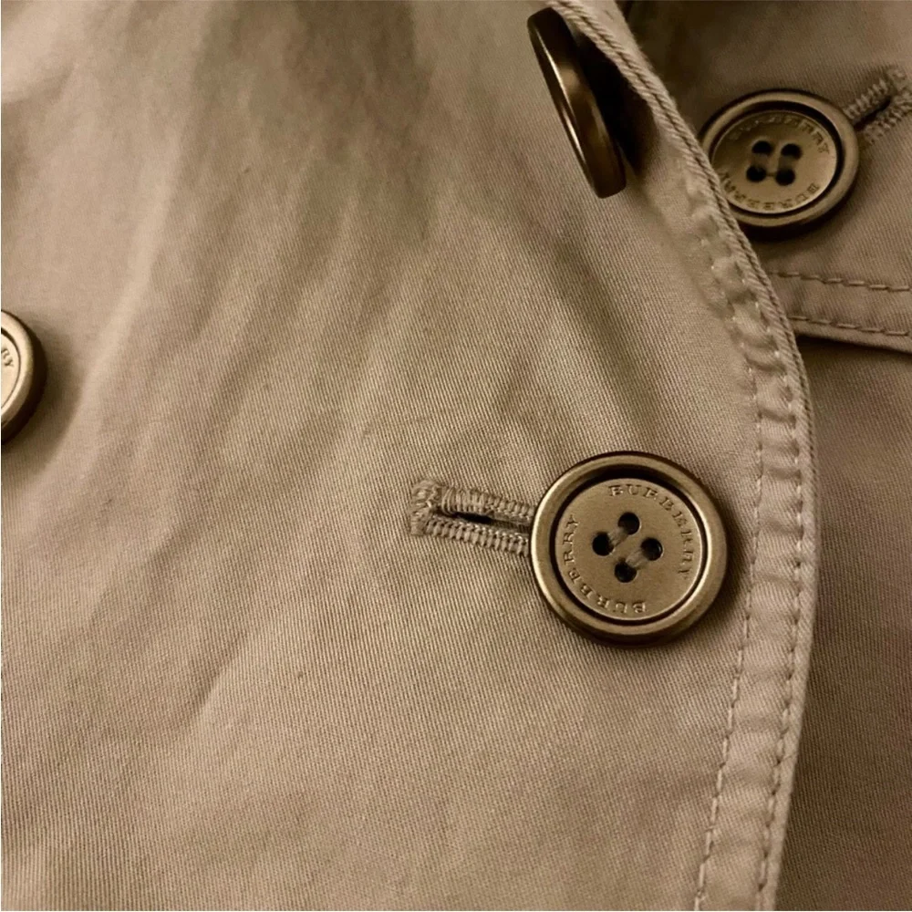 Burberry girl’s trench coat with detachable hood!! Beige /khaki color!! Size 5Y! - Picture 7 of 8